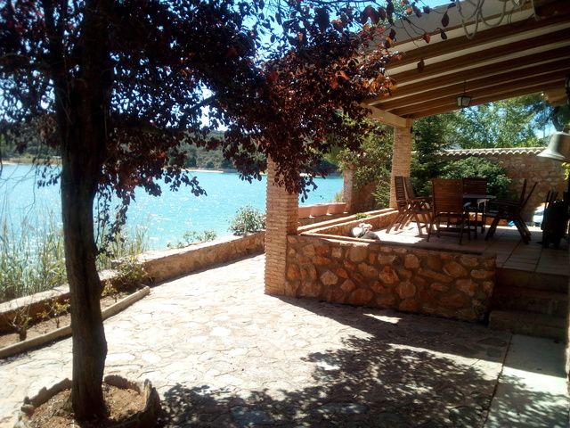Chalet a pie de la Laguna de San Pedro